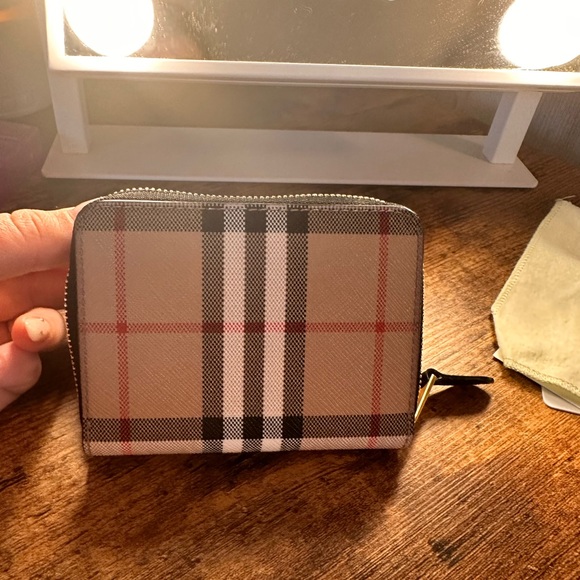 Gently used Burberry Vintage Check Zip Compact Wallet - Picture 4 of 8